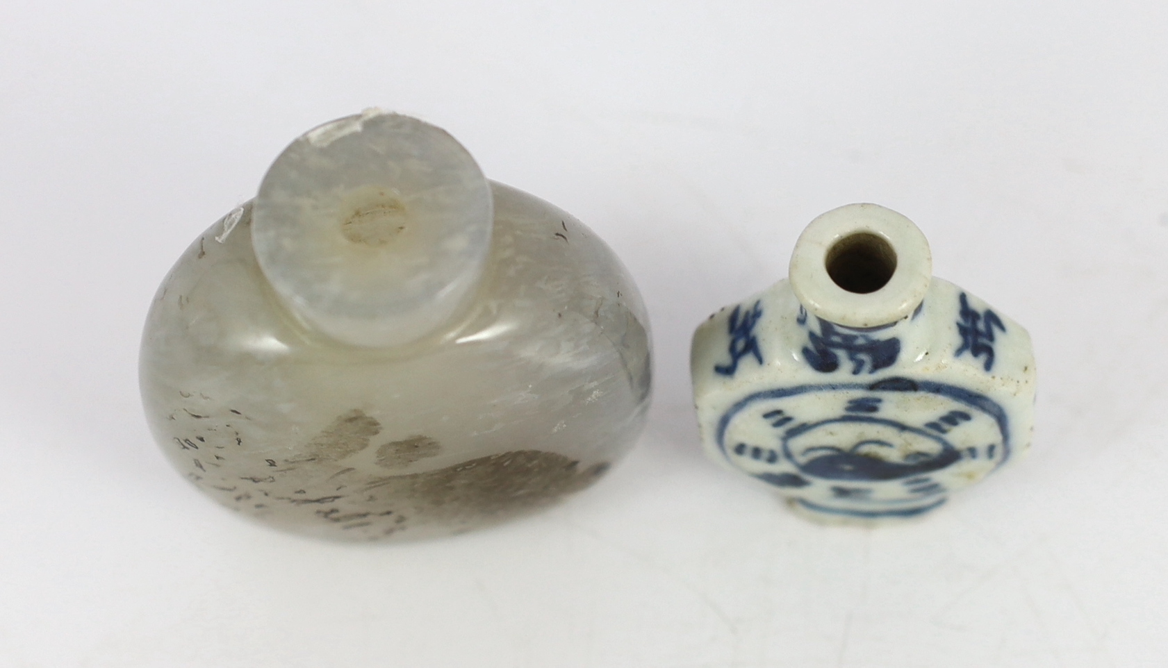 A Chinese agate snuff bottle, 6.6cm and a blue and white eight trigrams snuff bottle, 19th/20th century